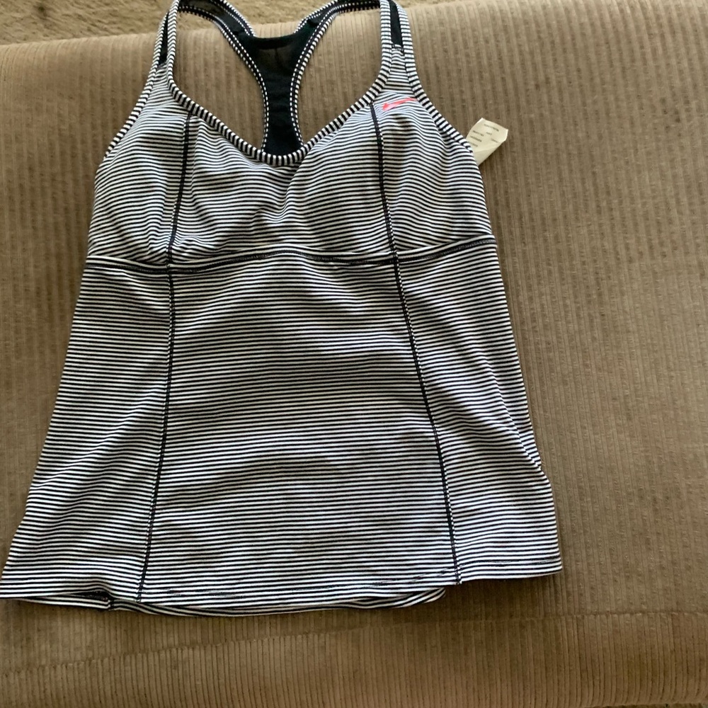 Nike tanki